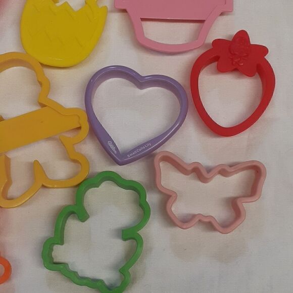 Lot of Wilton set of 22 plastic Spring/Easter cookie cutters - Picture 5 of 5